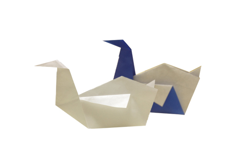 写真：折り紙の白鳥